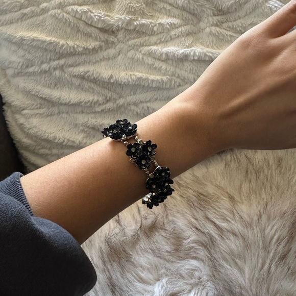 Black/Gold Elastic Floral Bracelet - Picture 4 of 4